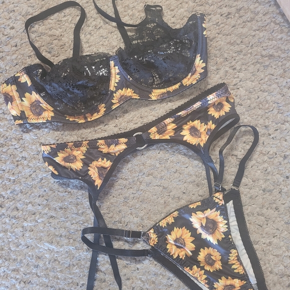 💜 New Sunflower Lingerie Set with Garter Belt - Picture 5 of 5